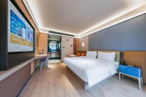 Giường trong phòng chung tại Orange Hotel Guilin Yangshuo West Street Branch