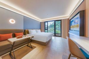 Giường trong phòng chung tại Orange Hotel Guilin Yangshuo West Street Branch