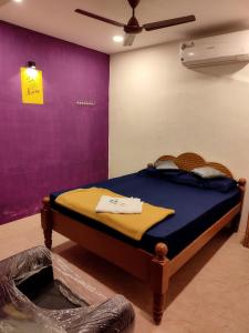 Postel nebo postele na pokoji v ubytování Aishwaryam home stay