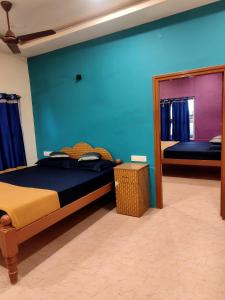 Postel nebo postele na pokoji v ubytování Aishwaryam home stay