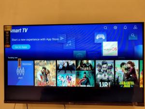 TV a/nebo společenská místnost v ubytování Aishwaryam home stay