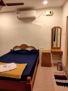 Postel nebo postele na pokoji v ubytování Aishwaryam home stay
