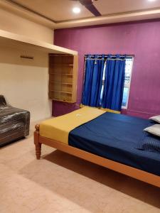 Postel nebo postele na pokoji v ubytování Aishwaryam home stay