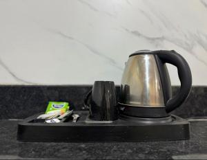 Příslušenství pro přípravu čaje a kávy v ubytování Himalayan Suite