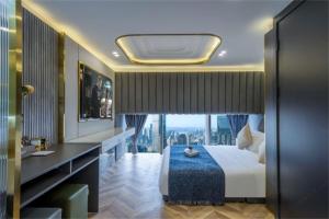 Postel nebo postele na pokoji v ubytování Yunmulijin Sky High Riverview Hotel Chongqing Jiefangbei Raffles Plaza