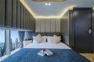 Postel nebo postele na pokoji v ubytování Yunmulijin Sky High Riverview Hotel Chongqing Jiefangbei Raffles Plaza