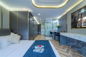 Postel nebo postele na pokoji v ubytování Yunmulijin Sky High Riverview Hotel Chongqing Jiefangbei Raffles Plaza