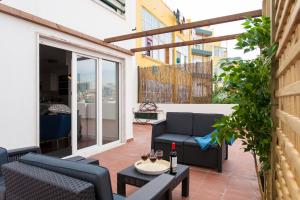 リスボンにあるALTIDO Superb 1-bed Apt with workspace and terrace, close to Avenida da Liberdadeのパティオ(椅子2脚、ワインボトル付きテーブル付)