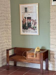 Green Acres Farm Cottage في Ritchie: مقعد خشبي على جدار تلفون