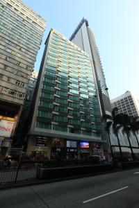 deux grands bâtiments dans une ville avec une rue dans l'établissement The Imperial Hotel, à Hong Kong
