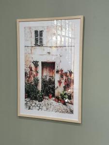 Green Acres Farm Cottage في Ritchie: صورة اطارية للمنزل على الحائط