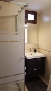 Un baño con lavabo y ducha de cristal. en B&B Le Volte, en Sarno 23 fotos más