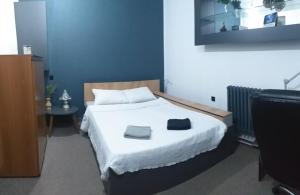 Un dormitorio con una cama con dos toallas encima. en Calipso1, en Niš