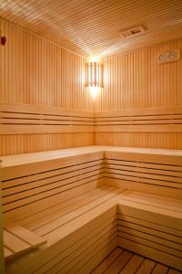 una gran sauna de madera con luz. en Innova Sultanahmet Istanbul, en Estambul