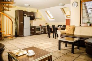 a living room with a couch and a kitchen at Sopocki Dwór Apartments in Sopot