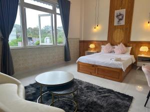 ein Schlafzimmer mit einem Bett, einem Tisch und einer Couch in der Unterkunft Thái Bảo Châu PHT - Homestay in Khu Chi Lăng