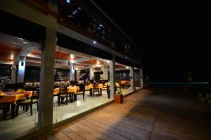 Restaurace v ubytování Laya Waves