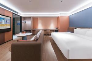 Giường trong phòng chung tại Orange Hotel Guilin Yangshuo West Street Branch