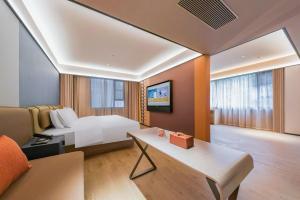 Giường trong phòng chung tại Orange Hotel Guilin Yangshuo West Street Branch