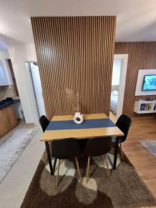 Una televisión o centro de entretenimiento en Apartman Nina Divcinova