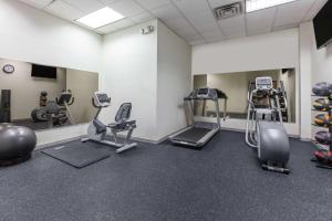 Fitness centrum a/nebo fitness zařízení v ubytování Days Inn by Wyndham Sherman