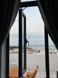 Camera con finestra affacciata sull'oceano di Hải Hưng Homestay - Đảo Phú Quý a Cù Lao Thu Altre 5 foto