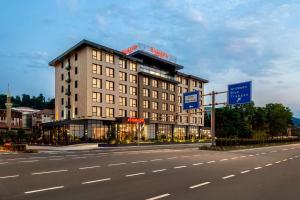 un edificio al lado de una carretera al lado de una calle en Ramada by Wyndham Rize Findikli, en Rize