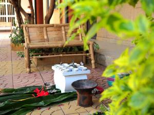 einen Brunnen auf einer Terrasse neben einer Bank in der Unterkunft Manuhie Backpackers Lodge in Bahir Dar