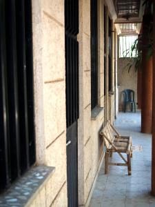 una panchina seduta sul lato di un edificio di Manuhie Backpackers Lodge a Bahar Dar