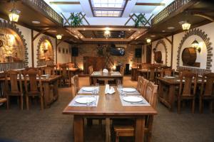 Un restaurante u otro lugar para comer en Hotel Aragvi