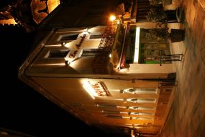 una vista aérea de un edificio por la noche en Les Arcades, en Limoux