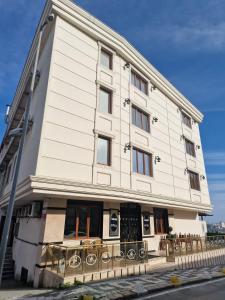 Un gran edificio blanco con ventanas a una calle. en Sahra Airport Hotel, en Estambul