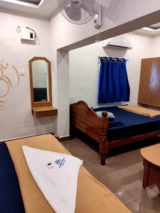 Postel nebo postele na pokoji v ubytování Aishwaryam home stay