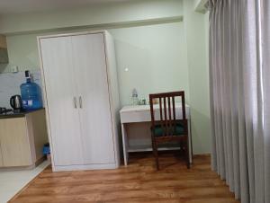a room with a desk and a chair and a cabinet at Studio Apartment Pilachhen Jasinani in Pātan