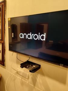 TV a/nebo společenská místnost v ubytování Aishwaryam home stay