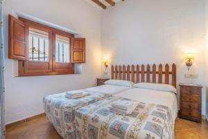 une chambre avec un grand lit et une fenêtre dans l'établissement Apartamento El Tinao, à La Zubia 21 autres photos