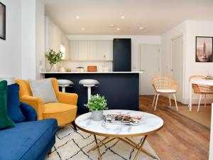 un salon avec un canapé bleu et une table dans l'établissement Pass the Keys Beautiful 3 Bed Town House, à Cardiff 64 autres photos