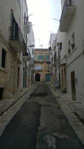 een lege straat in een steegje tussen gebouwen bij I Cieli Di Ostuni in Ostuni