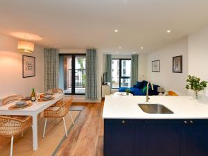 une cuisine et un salon avec une table et des chaises dans l'établissement Pass the Keys Beautiful 3 Bed Town House, à Cardiff