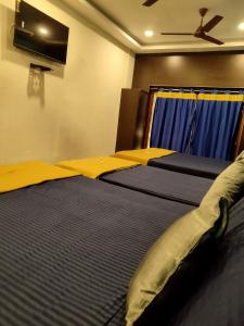 Postel nebo postele na pokoji v ubytování Aishwaryam home stay