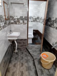Koupelna v ubytování Aishwaryam home stay