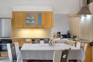 a kitchen with a table with a white table cloth at Maiglöckchen in Unterwittighausen
