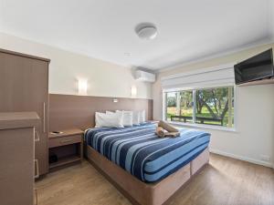 a hotel room with a bed and a window at Mandalay Holiday Resort and Tourist Park in Busselton +152 photos