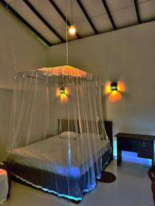 une chambre avec un lit avec moustiquaire dans l'établissement Mango Garden Cottage Tangalle, à Tangalle 11 autres photos