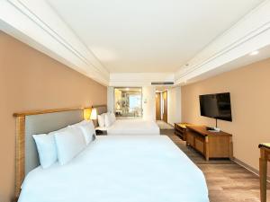 Postel nebo postele na pokoji v ubytování Azure Hotel + 37 fotografií
