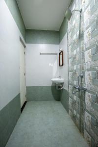 乌提Cute Corner Homestay,Ooty的带水槽和淋浴的浴室 更多31张照片