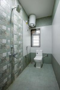 乌提Cute Corner Homestay,Ooty的带马桶和淋浴的浴室