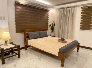 AlfonsoAlfonso HideAway的一间卧室,里面有一张床、一张桌子和一扇窗户