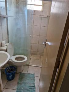 a bathroom with a shower and a toilet and a sink at Quadra 6 Paiaguás Parque das Águas Cuiabá in Cuiabá +5 photos