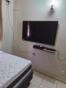 a flat screen tv hanging on a wall at Quadra 6 Paiaguás Parque das Águas Cuiabá in Cuiabá